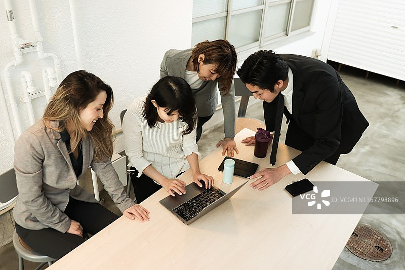 不同种族的商务人士在办公室一起工作图片素材