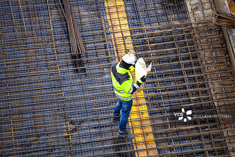 建筑工地上的测量员图片素材