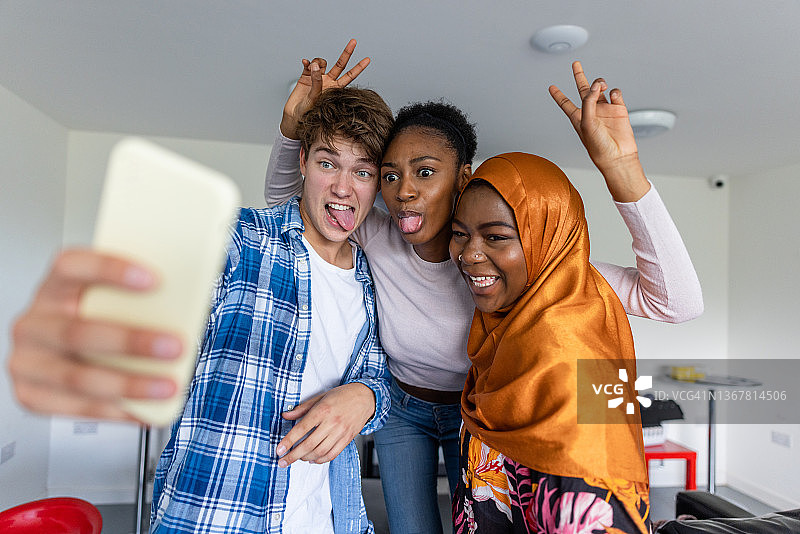 与朋友的愚蠢自拍图片素材