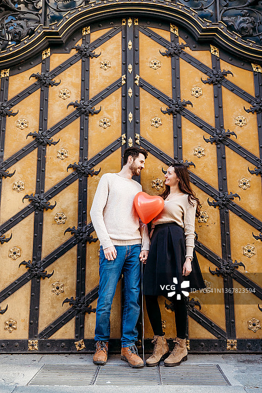 城市里恩爱快乐情侣的欢乐时光图片素材