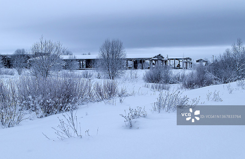 冬日傍晚田野上的废弃建筑图片素材