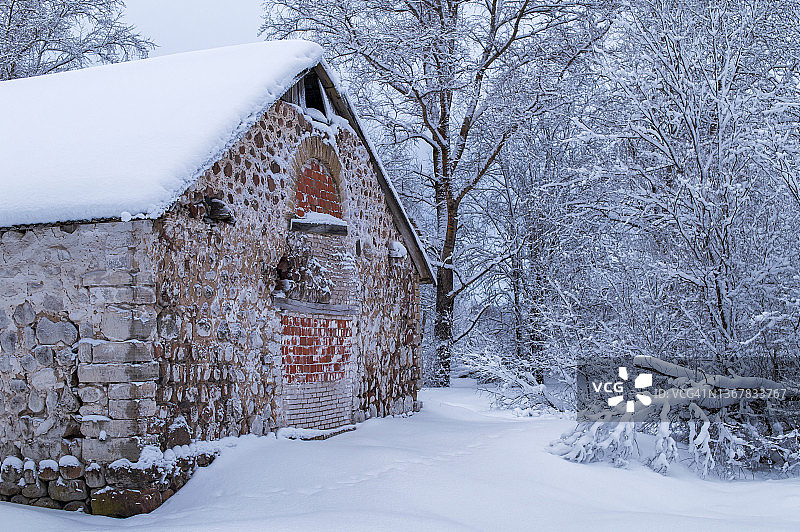 冬季傍晚屋顶破损的旧谷仓图片素材