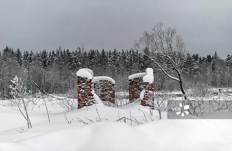 冬日傍晚田野中的遗址图片素材
