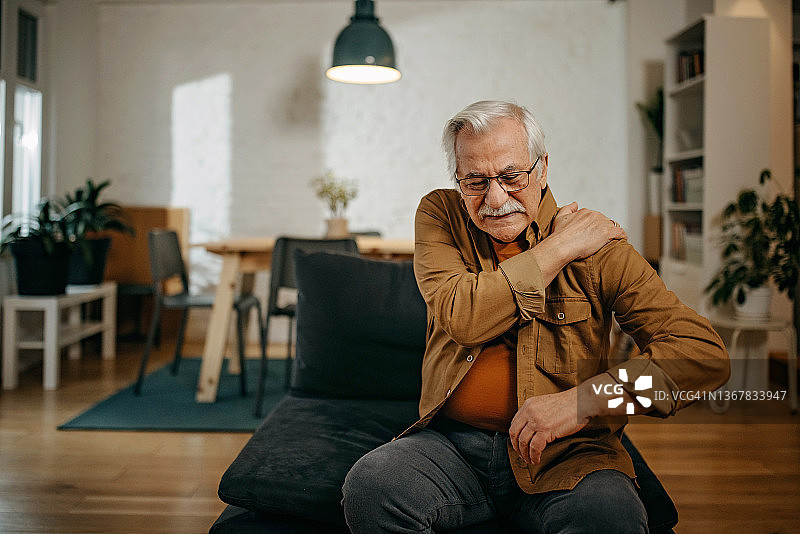 一位年长的男人肩膀疼痛图片素材