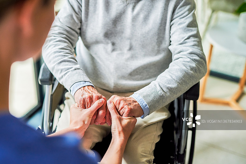 一位身份不明的医生在诊所安慰病人图片素材