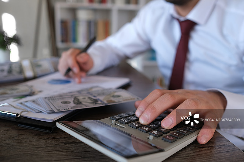 使用计算器的商人图片素材