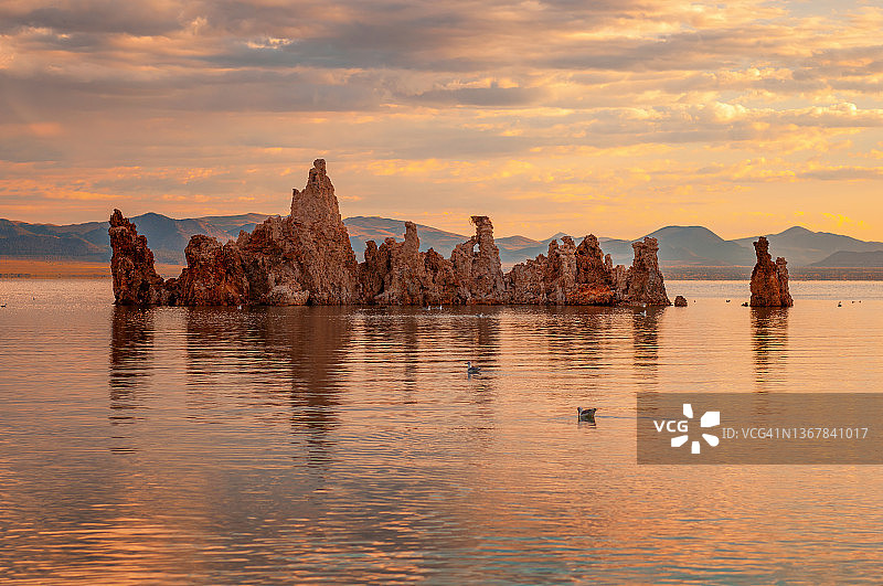 莫诺湖石灰华塔的宁静景色，美国加利福尼亚州李维宁图片素材