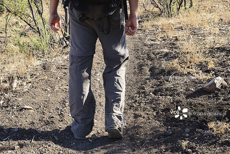 沿着道路前行图片素材