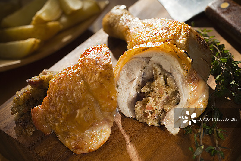 特写：家庭厨房里的烤鸡腿图片素材