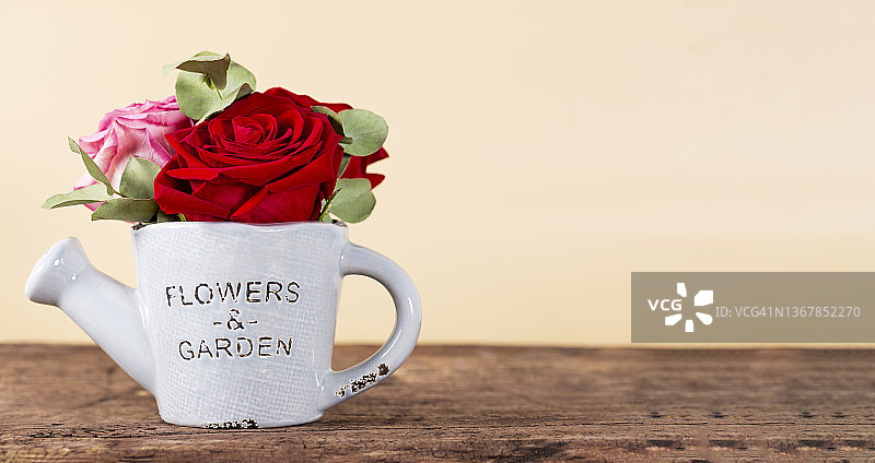 情人节贺卡：木桌红玫瑰花束图片素材