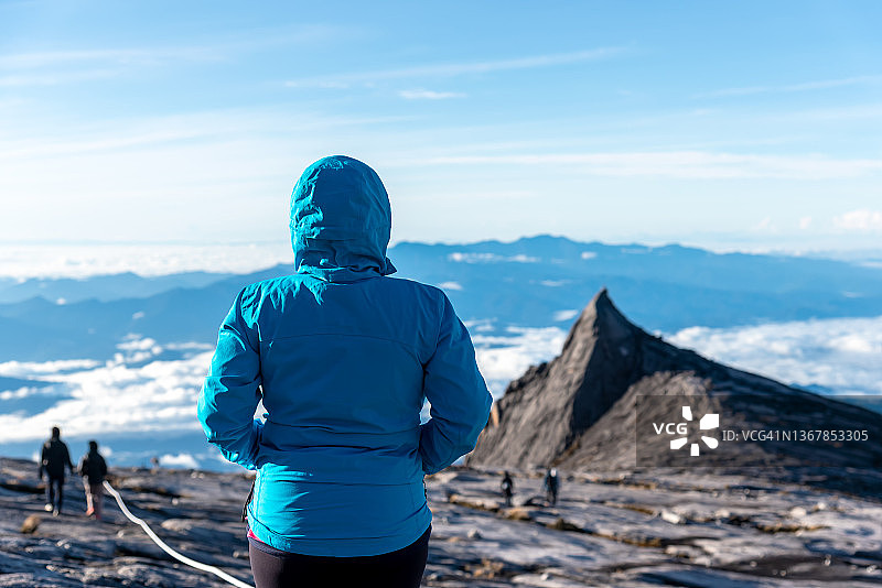 在京那巴鲁山国家公园的登山者图片素材