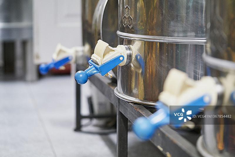 不锈钢啤酒发酵罐特写，精酿啤酒厂棚内部图片素材