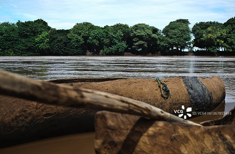 埃塞俄比亚奥莫河沿岸的独木舟图片素材