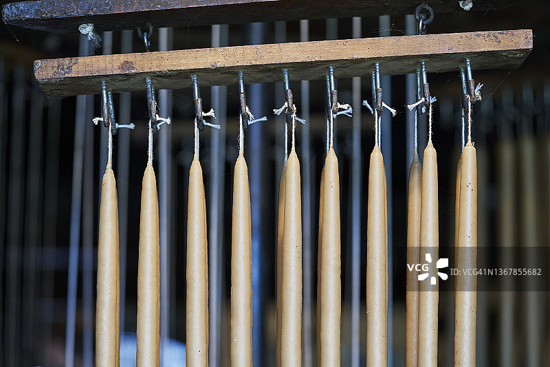 木头上悬挂的蜡烛特写图片素材