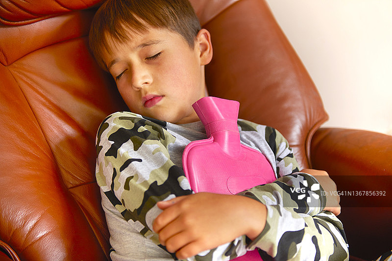 患有新冠或流感的男孩图片素材