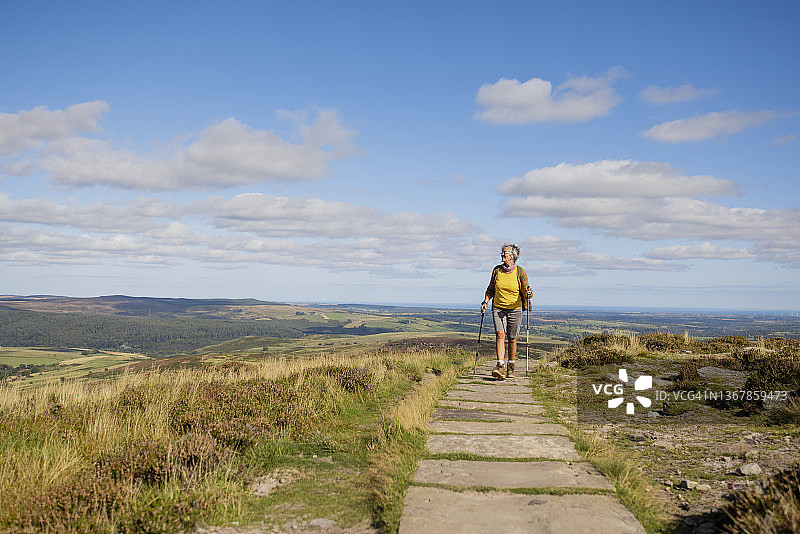 找到她的立足点图片素材