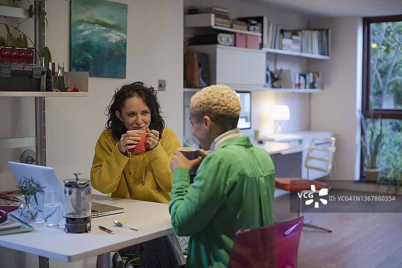 英国伦敦里士满两个女人在家喝咖啡图片素材