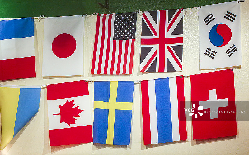 悬挂在墙上的各国国旗图片素材