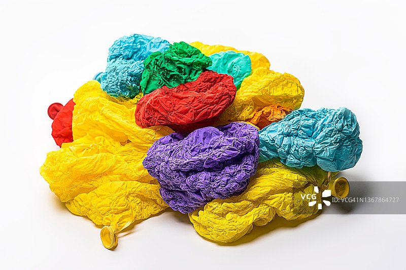 漏气的充气气球。2022年度流行色——长春花紫图片素材