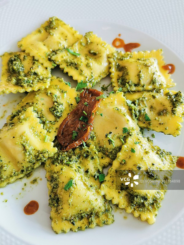 香蒜酱意大利饺子图片素材