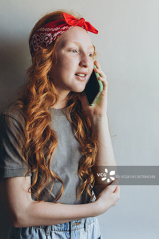 正在打电话的红发女孩图片素材
