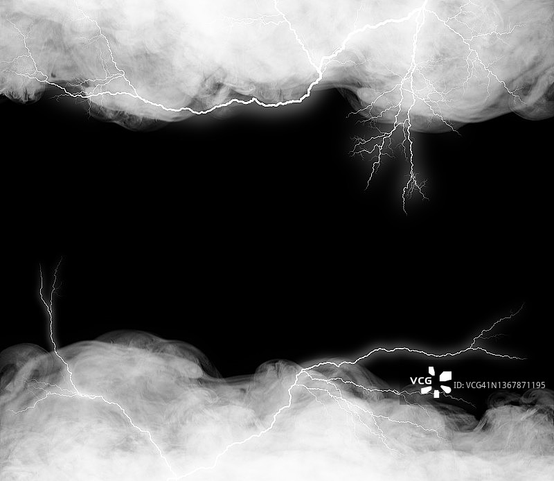 黑色背景上带有闪电的白色烟雾云图片素材