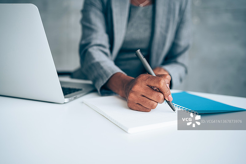 在她办公室工作的商务女人图片素材