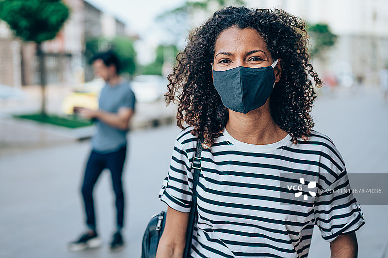 戴防护口罩的女人在户外图片素材