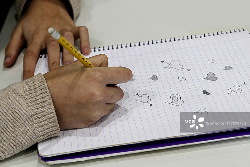 涂鸦爱心的女人图片素材