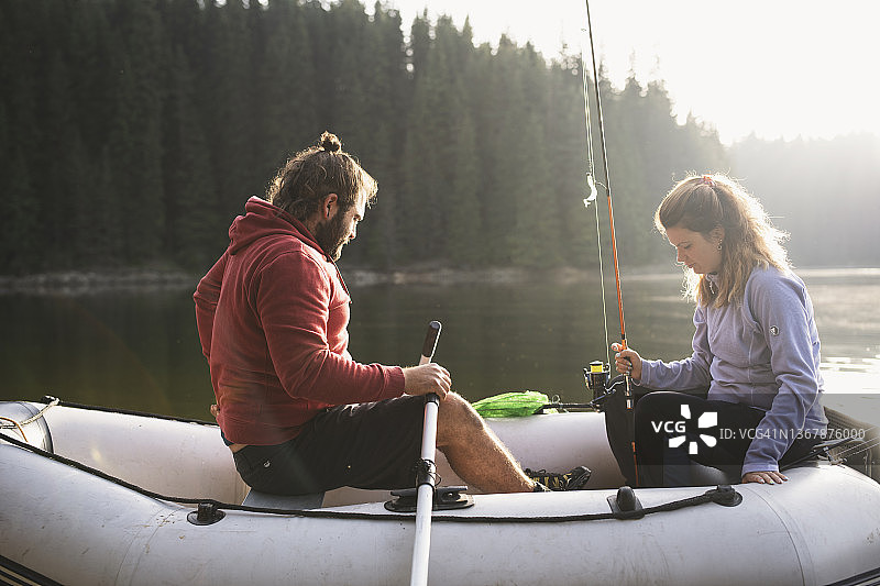 年轻情侣钓鱼图片素材