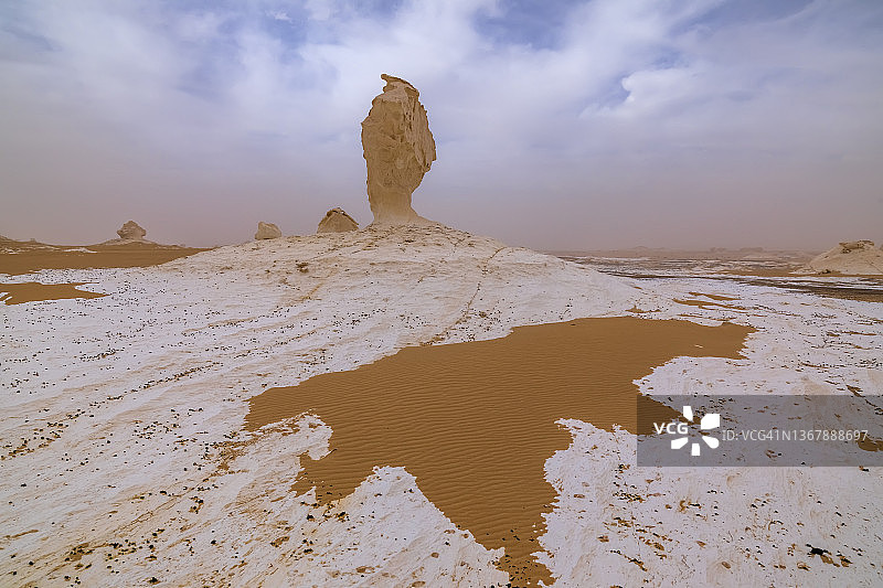 日落时分埃及西部撒哈拉沙漠的白色沙漠石灰岩地貌图片素材