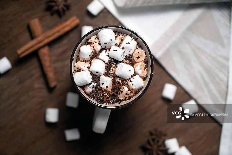 一杯热巧克力，配有棉花糖和肉桂图片素材