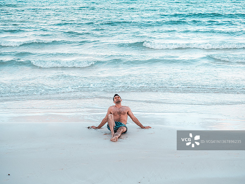 在海滩上眺望远方的英俊男人图片素材