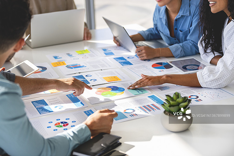在会议室的桌子上使用文件的多种族多元化人群图片素材