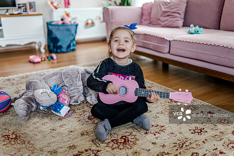 弹吉他唱歌的可爱女孩图片素材