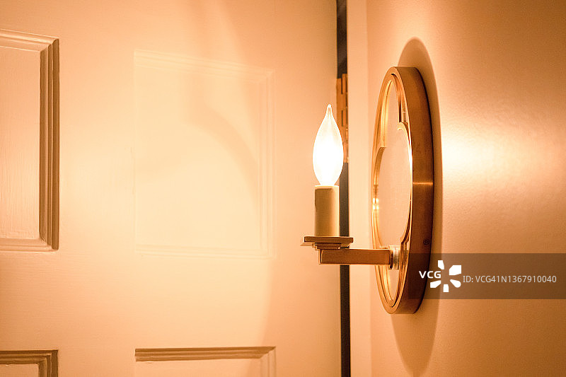 昏暗房间里带玻璃和三叶草细节的黄铜壁灯图片素材