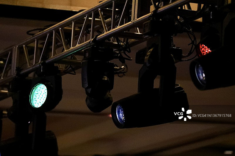 舞台表演的悬挂式照明灯图片素材