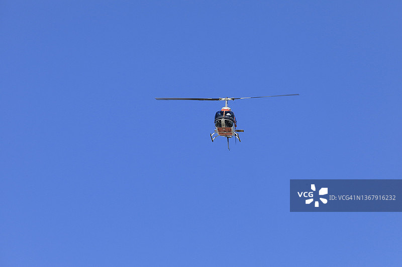 在晴朗的蓝天上的救援直升机图片素材