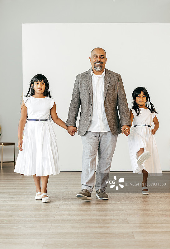 真实的家庭生活：父亲在家陪伴两个女儿图片素材