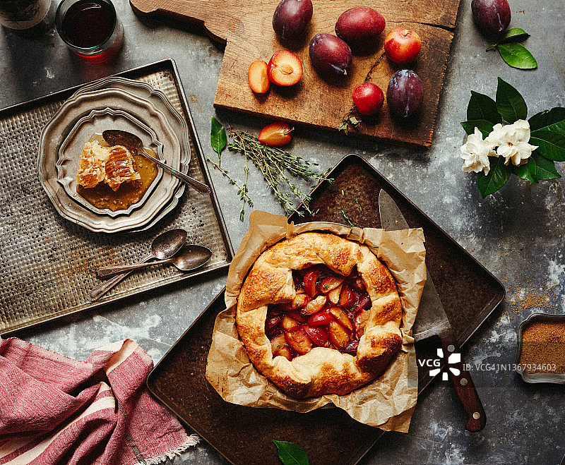 李子和油桃法式水果馅饼浪漫场景图片素材