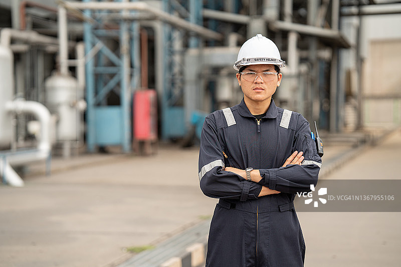 电气工程师步行检查发电厂内部图片素材