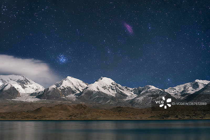 中国新疆慕士塔格山脉的冬季星空图片素材