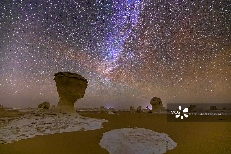 埃及白色沙漠的沙漠景观上美丽的星夜图片素材
