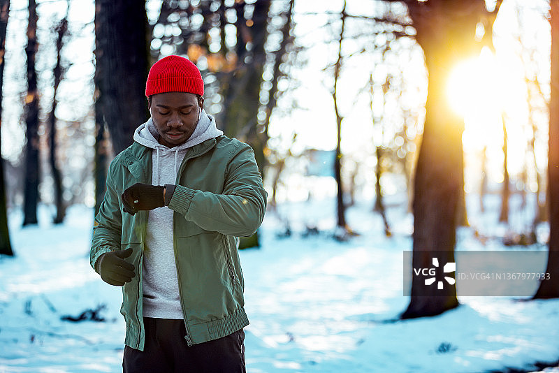 慢跑者使用智能手表图片素材