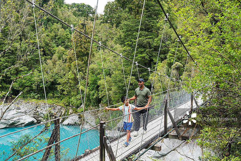 和孩子们一起享受户外旅行图片素材