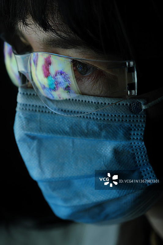 女医生在电脑屏幕上观看3D模型视频图片素材