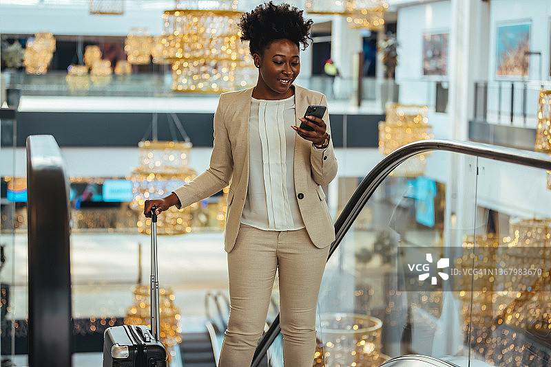 成功人士朝着目标不断前进图片素材