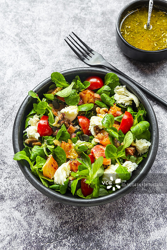 芝麻菜配血橙、番茄、马苏里拉奶酪、南瓜籽图片素材