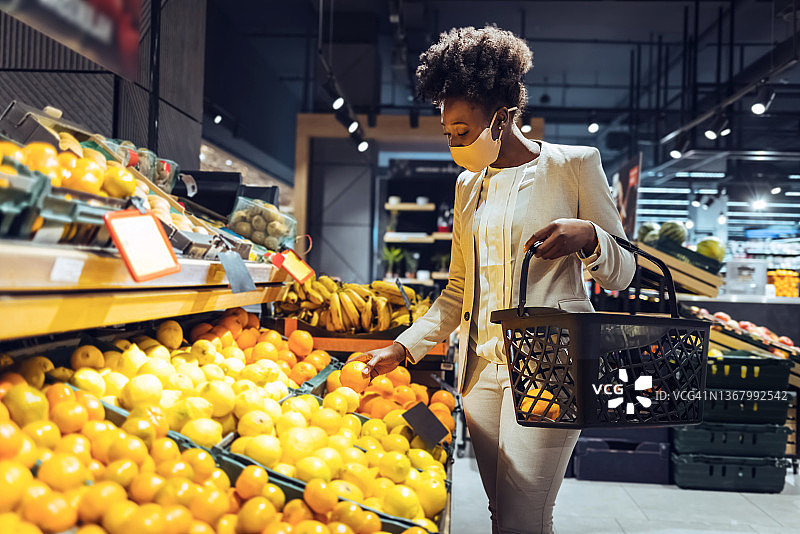 年轻女子在商店的农产品区购物图片素材