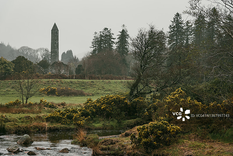 爱尔兰威克洛山区格兰达洛石塔图片素材